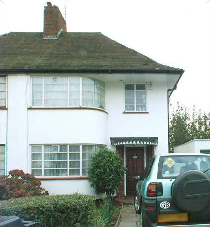17 Howard Walk